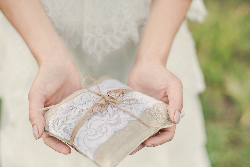 Un cojín para anillos de bodas en tela de yute y encaje Un cojín para anillos de bodas en tela de yute y encaje